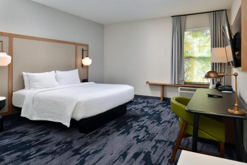 een hotelkamer met een bed en een bureau bij Fairfield Inn & Suites Goshen Middletown in Goshen