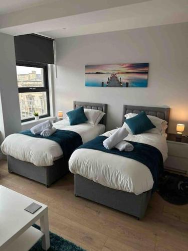 una camera d'albergo con due letti e un tavolo di King Bed Studio Apartment in Central Northampton a Northampton