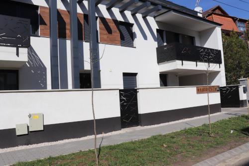 Το κτήριο όπου στεγάζεται  το διαμέρισμα