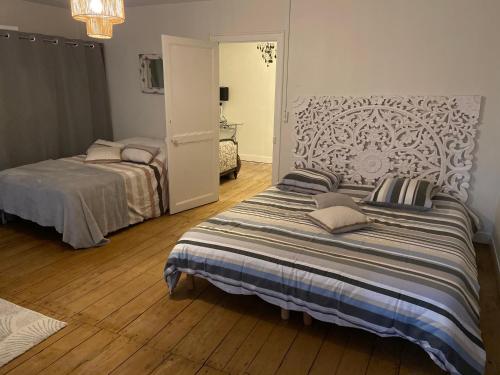 Un pat sau paturi într-o cameră la Suite Vieille Rose