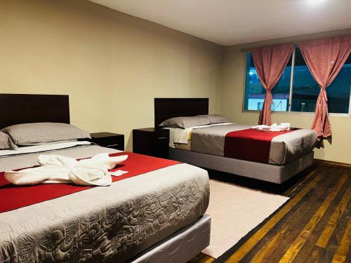 um quarto com 2 camas e uma janela em Casa de Joss em Baños