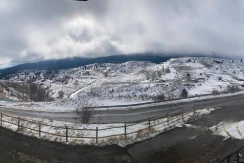 una carretera cubierta de nieve en una montaña en ENJOY VALDELINARES, en Valdelinares