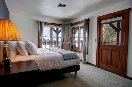 a bedroom with a bed and a desk with a lamp at Casia Lodge and Ranch in Twisp