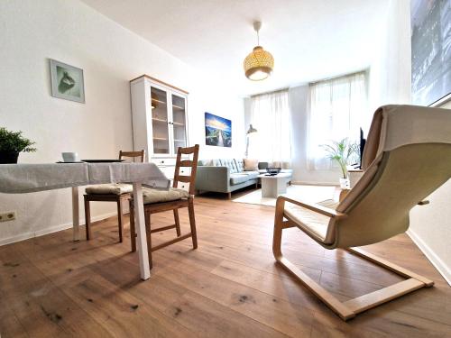een woonkamer met een tafel en stoelen bij HappySide - Sm00th - Landhaustil - WLAN - Nespresso in Leipzig