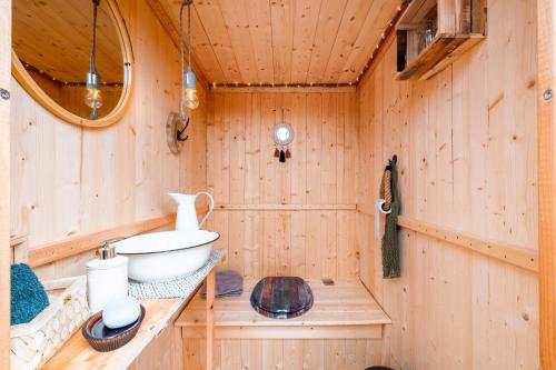 Baño de madera con lavabo y espejo en Bubble Tent Gutach- Schlafen unterm Sternenhimmel en Gutach im Breisgau