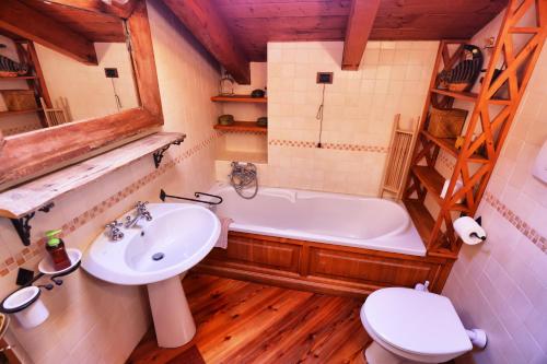 ポンテ・ディ・レーニョにあるVilla Sorrisoのバスルーム(バスタブ、洗面台、トイレ付)