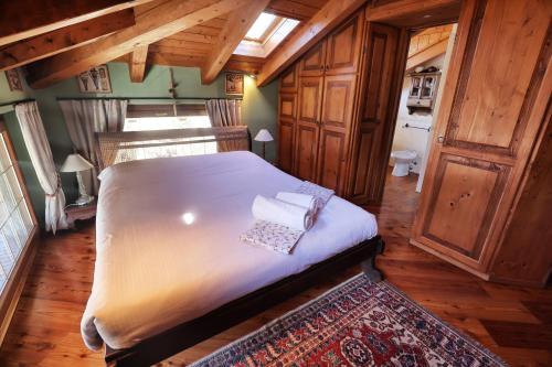una camera con un letto in una stanza con pareti in legno di Villa Sorriso a Ponte di Legno