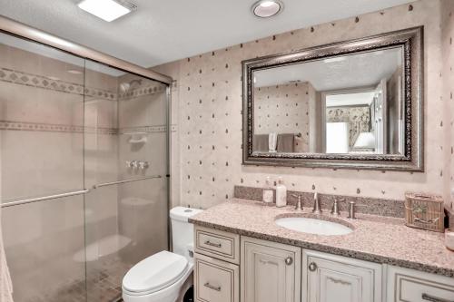 La salle de bains est pourvue de toilettes, d'un lavabo et d'une douche. dans l'établissement B110 Amelia Surf and Racquet, à Fernandina Beach