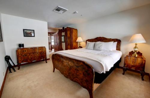 a bedroom with a large bed and two night stands at Casia Lodge and Ranch in Twisp