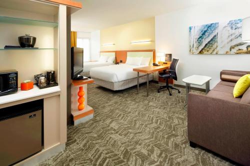 Habitación de hotel con cama y sala de estar. en SpringHill Suites by Marriott Chicago Waukegan/Gurnee, en Waukegan