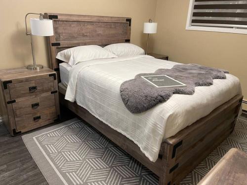 a bedroom with a large bed with a wooden headboard at Cozy Furnished Apartment in Simpson