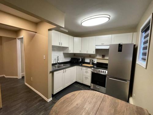 A kitchen or kitchenette at Cozy Furnished Apartment