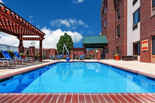 a large swimming pool in a courtyard of a building at TownePlace Suites by Marriott Tulsa Broken Arrow in Broken Arrow