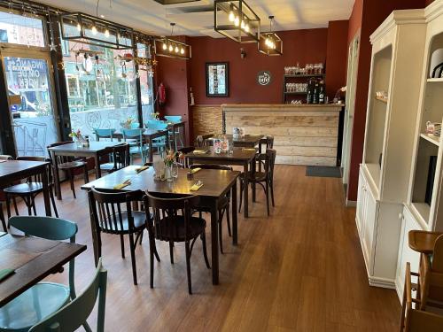 a restaurant with tables and chairs in a room at Restaurant Hostel Aan Tafel in Lunteren