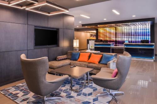 Televisyen dan/atau pusat hiburan di Fairfield Inn & Suites by Marriott Raleigh Cary