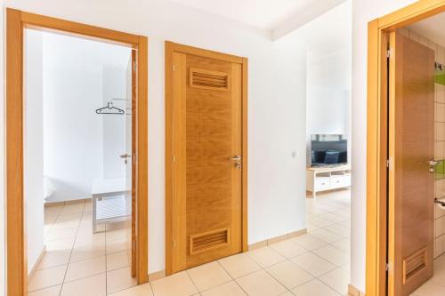 un corridoio con porta in legno in una stanza di La casita de Sardina a Sardina