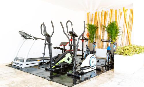 a group of exercise bikes in a gym at Hotel Vizcaya Plaza in Barrancabermeja