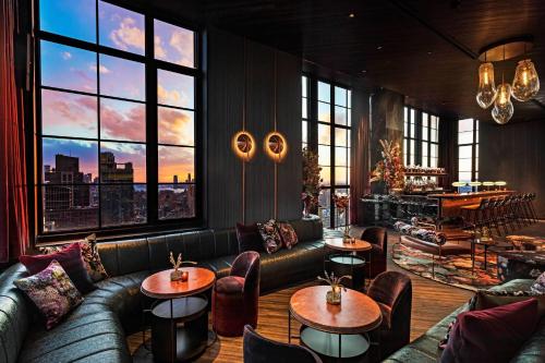 Et opholdsområde på Moxy NYC Chelsea