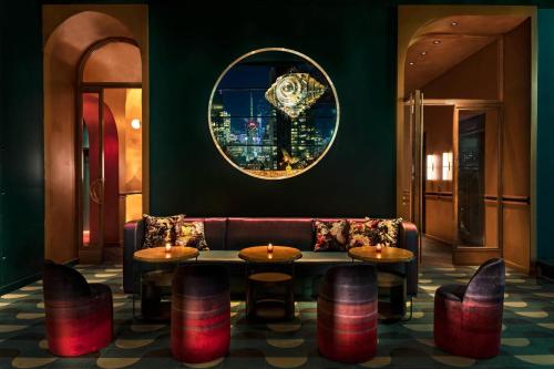 Et opholdsområde på Moxy NYC Chelsea