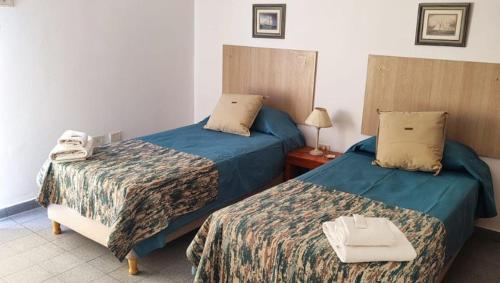una habitación de hotel con 2 camas en una habitación en Departamento Del Estero en La Rioja