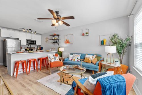 uma sala de estar e cozinha com um sofá azul em Beautiful 3-suite home w/ patio dining, big yard em Tallahassee