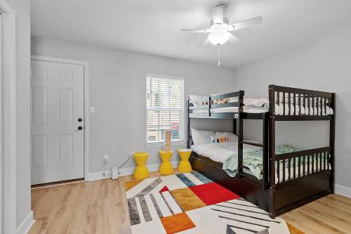 Ένα ή περισσότερα κρεβάτια σε δωμάτιο στο Beautiful 3-suite home w/ patio dining, big yard