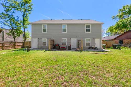 Κήπος έξω από το Beautiful 3-suite home w/ patio dining, big yard