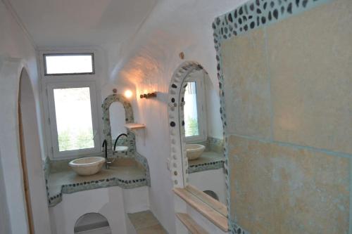 une salle de bain avec deux lavabos et deux miroirs dans l'établissement Cocoon Gîtes 2-4 ou 6 pers avec jacuzzi entre Anduze et Alès, à Carnoulès
