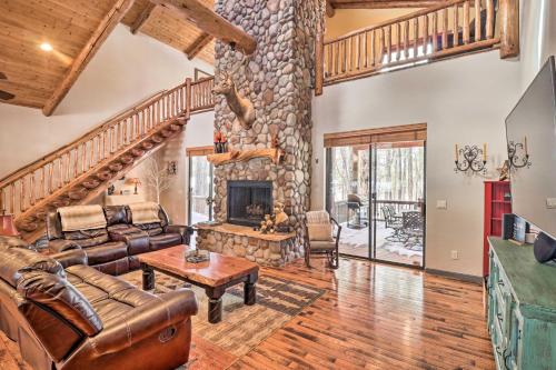 Pinetop Rental Cabin with Deck and Grill!