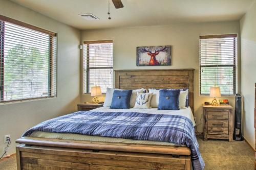1 dormitorio con 1 cama grande con almohadas azules en Torreon Vacation Rental with Golf Course View! en Show Low