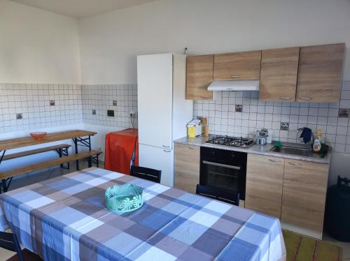 uma pequena cozinha com uma mesa e um azul e branco em Bed and Breakfast Oasi em Reggio di Calabria
