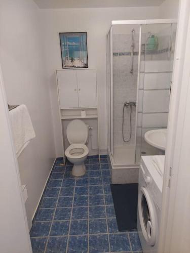 une salle de bain avec toilettes, douche et lavabo dans l'établissement ROSNY15, à Rosny-sous-Bois