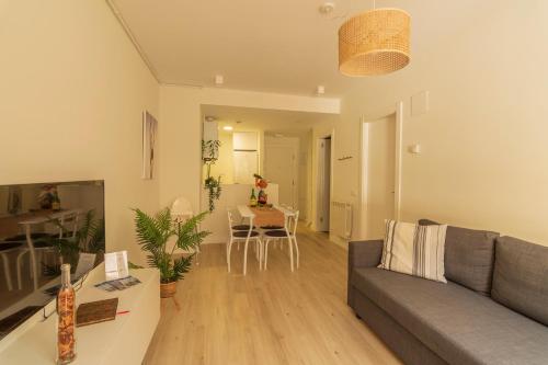 sala de estar con sofá y mesa en LA TERRAZA DE LA VEGA - Ubicación inmejorable , wifi , terraza y parking gratuito, en Oviedo