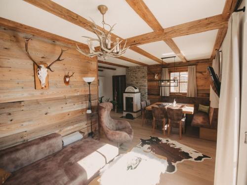 een woonkamer met houten wanden en een eetkamer bij Holiday Home Schnee Eule-6 by Interhome in Pfarrwerfen