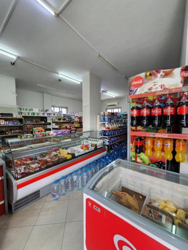 Supermarket nebo jiné obchody v  hotelu nebo okolí