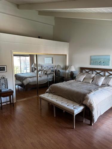 Un dormitorio con una cama grande y un espejo. en Carlsbad Hideway Pool Spa, en Carlsbad