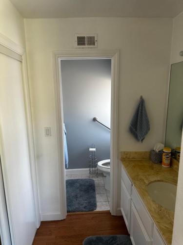 un baño con lavabo e inodoro en Carlsbad Hideway Pool Spa, en Carlsbad