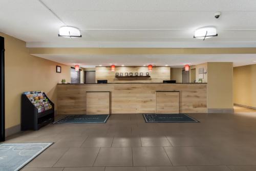 a large room with a bar in a restaurant at Wingate by Wyndham Lincoln Airport East I-80 in Lincoln