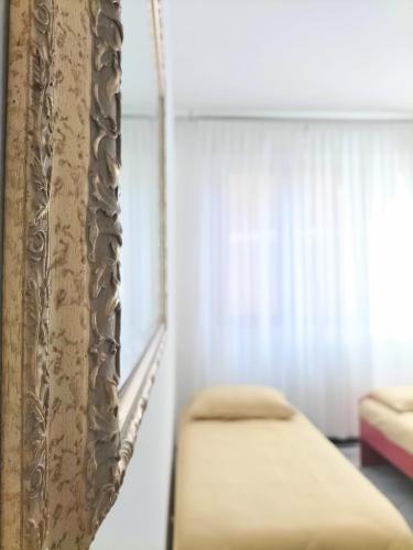 a room with a bed and a curtain at Casa Mina in Omegna