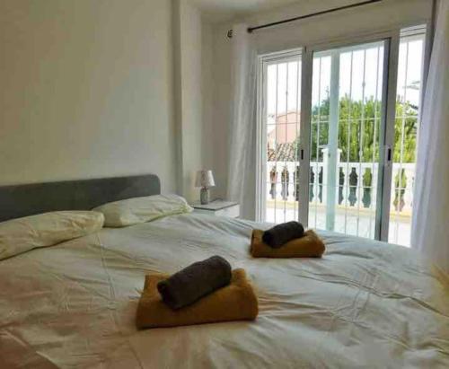 1 cama blanca grande con 2 almohadas en SHA Villa with private pool , Albir, en Albir