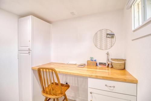 uma cozinha com um balcão de madeira e uma cadeira em Great Find! 2 BDR, A/C, W/D, Garage em Twin Falls