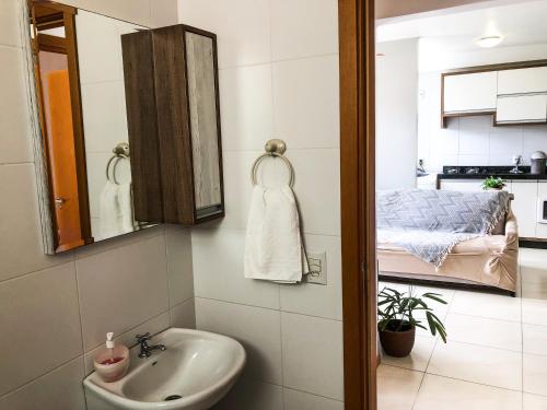 La salle de bains est pourvue d'un lavabo et d'un lit. dans l'établissement Apt 300 m da praia próximo ao Beto Carrero, à Balneário Piçarras