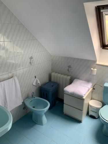 een badkamer met een wastafel, een toilet en een wastafel bij La Buhardilla De Solavega - VV2530AS in Sevares