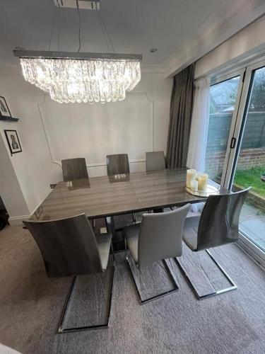 Фотография из галереи Lovely 3 bedroom house in Borehamwood . в городе Боремвуд