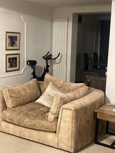 Гостиная зона в Lovely 3 bedroom house in Borehamwood .