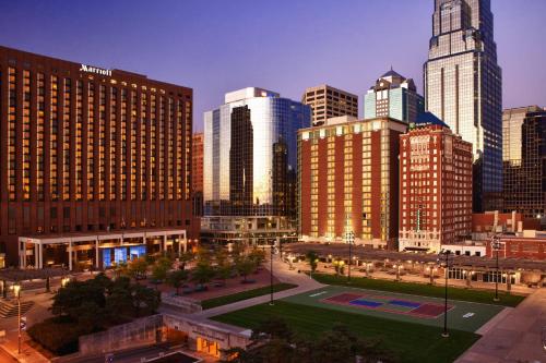 uma vista para uma cidade com edifícios altos em Kansas City Marriott Downtown em Kansas City