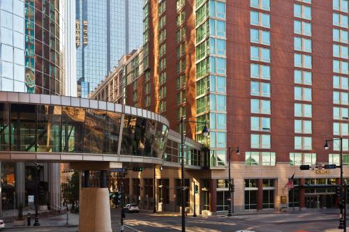 una calle de la ciudad con edificios altos y un edificio de cristal en Kansas City Marriott Downtown en Kansas City