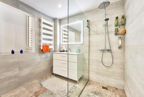 Ένα μπάνιο στο Apartamento Torre Bona - Seafront, 10 meters from the beach!
