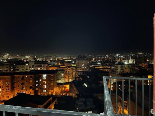 - Vistas a la ciudad por la noche en Center Tirana Apartments, en Tirana