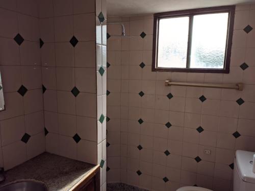 y baño con ducha, lavabo y aseo. en departamento en Valeria del mar en Valeria del Mar